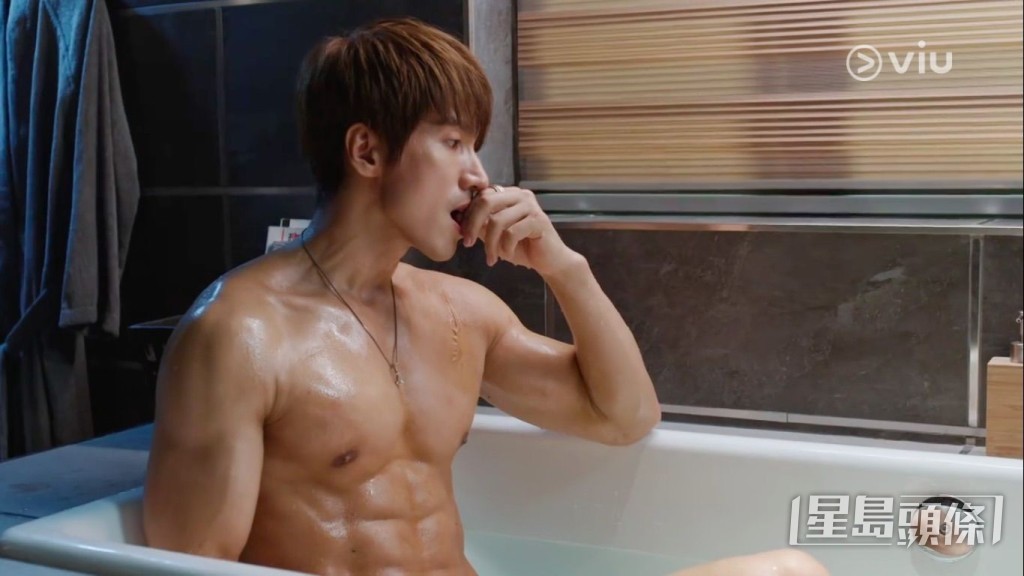 言承旭在《我好喜歡你》晒肌。 言承旭在《我好喜歡你》晒肌。
