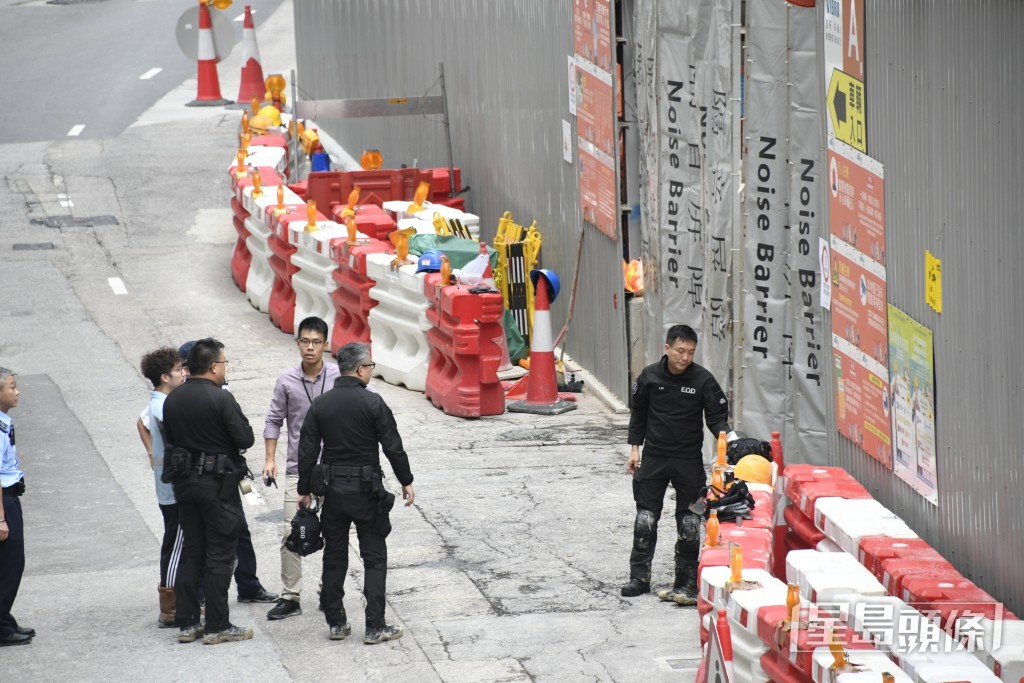 爆炸品處理課人員到場。楊偉亨攝