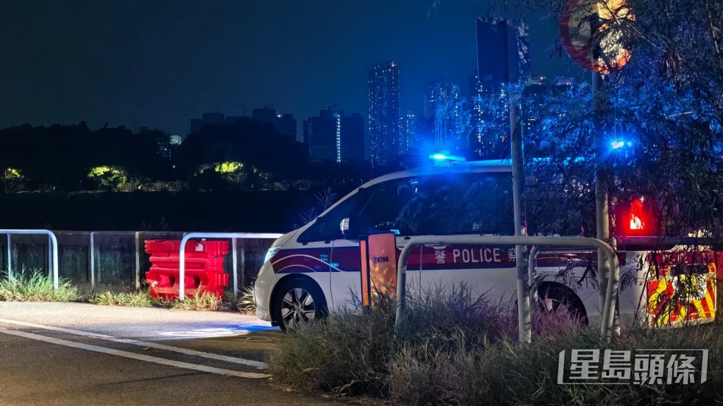 事發後第二個晚上，續有警車深夜巡邏。黃文威攝