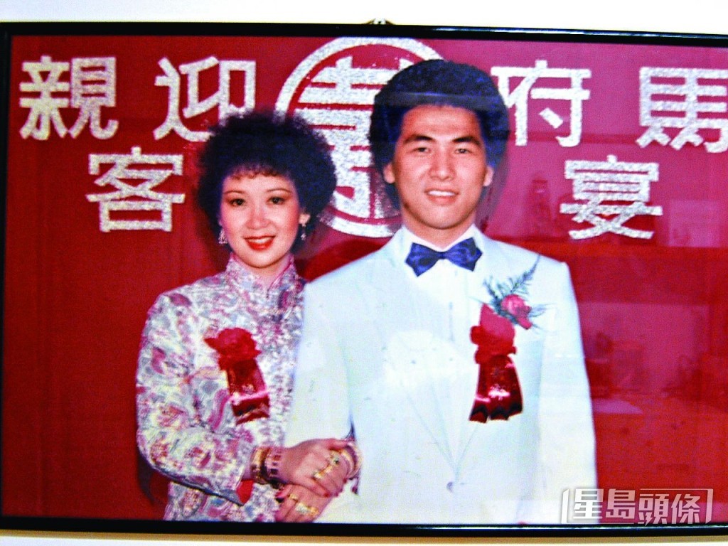 兩公婆長期分開兩地居住。 兩公婆長期分開兩地居住。