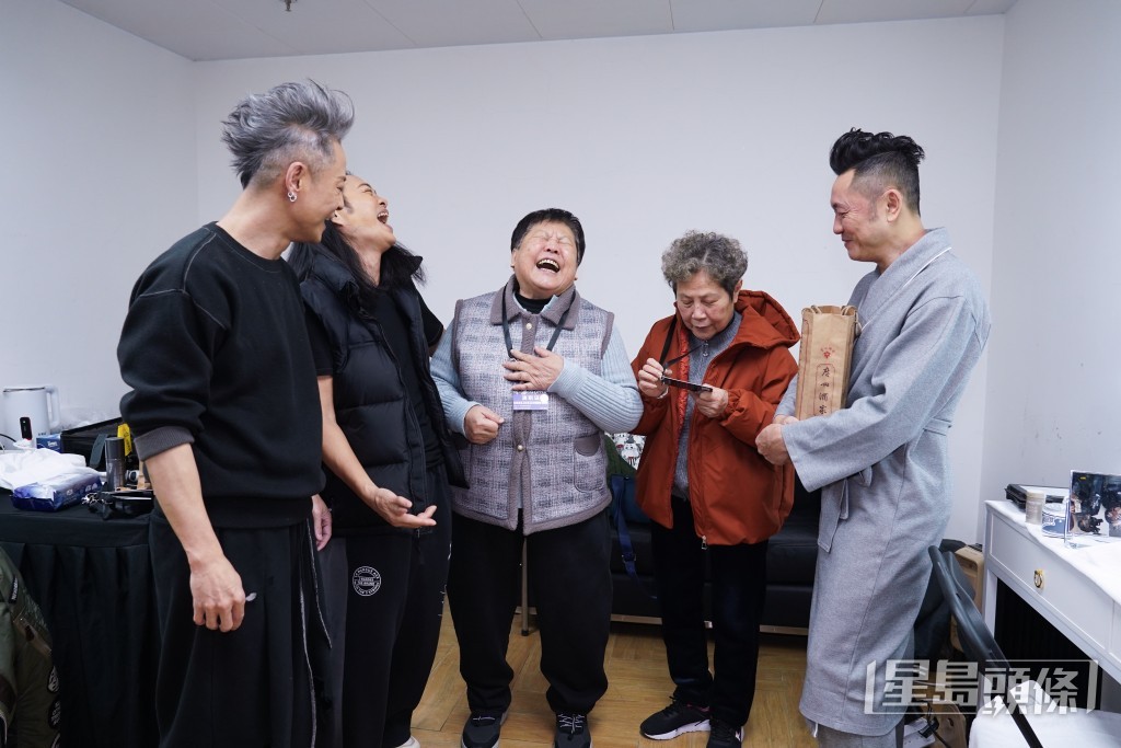 已故前輩羅文兩位家姐前來捧場。