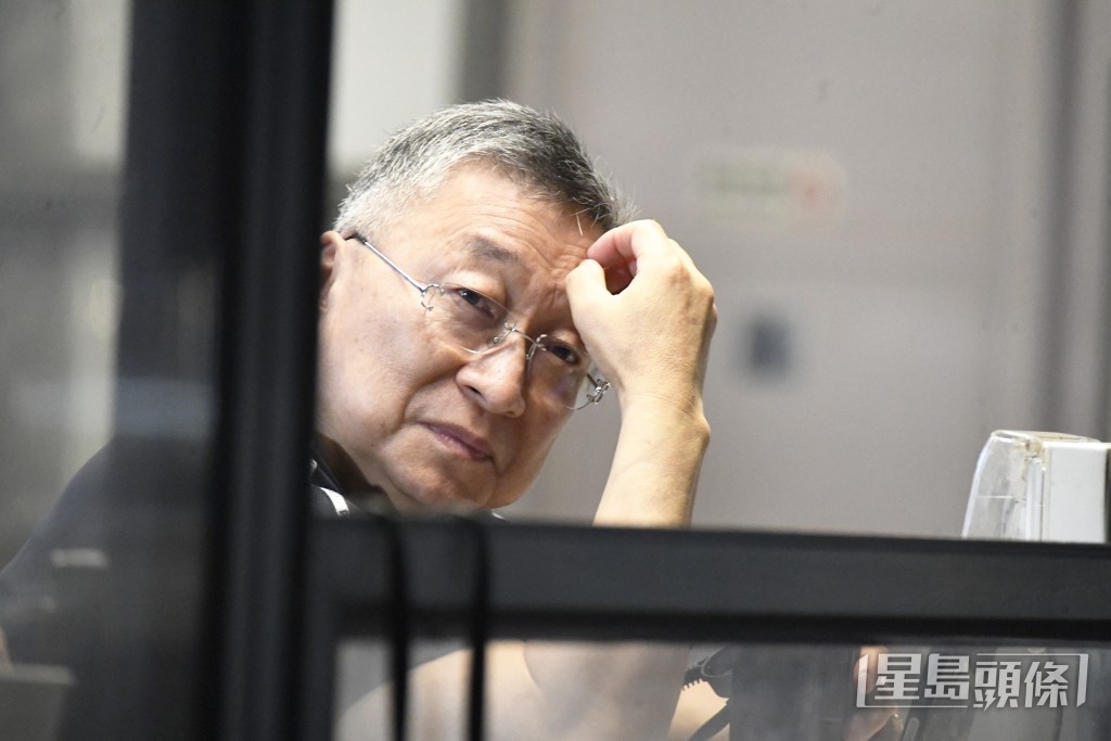  「智勇名驹」今朝出跳时，吕健威全程举镜吼实。