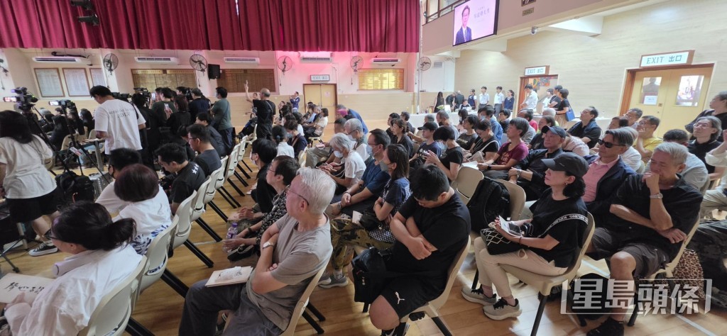 近百市民入場追思黎彼得。 近百市民入場追思黎彼得。
