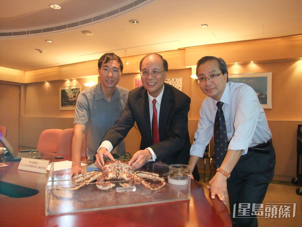 曾令銘（左）進行甲殼類動物的基因排序分析，確認皇帝蟹是寄居蟹的後裔。 受訪者提供
