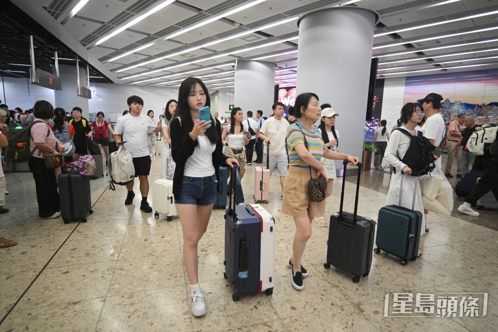 中秋翌日,仍有大量內地遊客入境。 中秋翌日,仍有大量內地遊客入境。