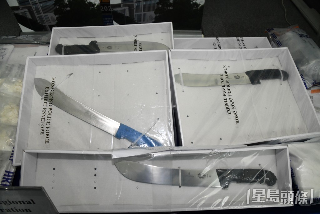 警方檢獲大批武器。徐裕民攝 警方檢獲大批武器。徐裕民攝