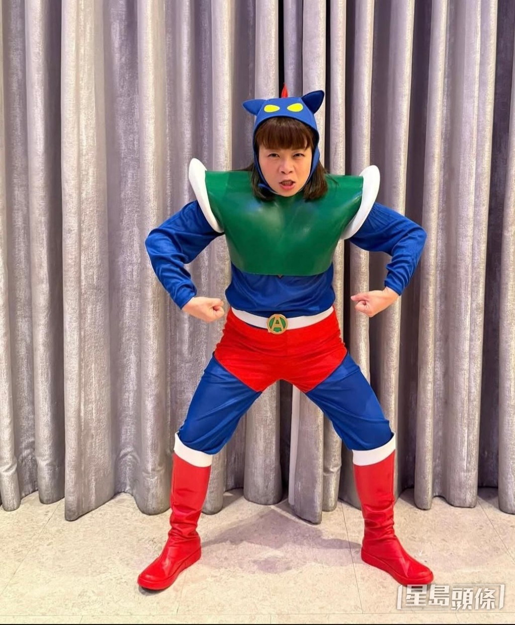 商台8月台慶時,小儀獲頒30年長期服務獎,她與森美以動漫角色造型示人。。 商台8月台慶時,小儀獲頒30年長期服務獎,她與森美以動漫角色造型示人。。