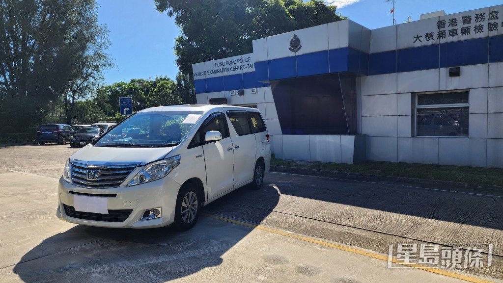 其中一部被截獲白牌車。黃文威攝。 其中一部被截獲白牌車。黃文威攝。