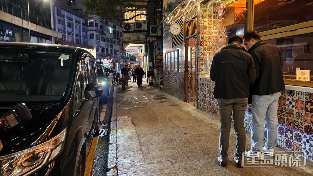 多名探員晚上再到酒店蒐證。 多名探員晚上再到酒店蒐證。