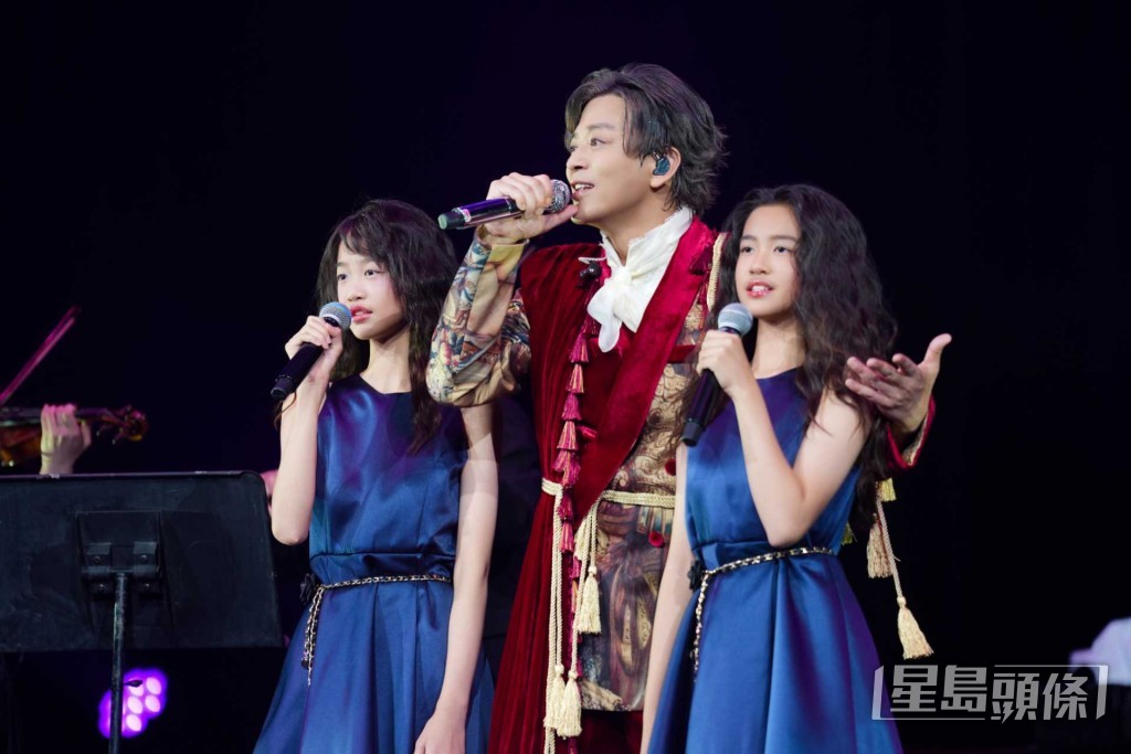 陳曉東說:「佢哋真係好厲害,幾歲就上過紅館嘅舞台,不過嗰時佢哋只係有依家一半咁高!」 陳曉東說:「佢哋真係好厲害,幾歲就上過紅館嘅舞台,不過嗰時佢哋只係有依家一半咁高!」