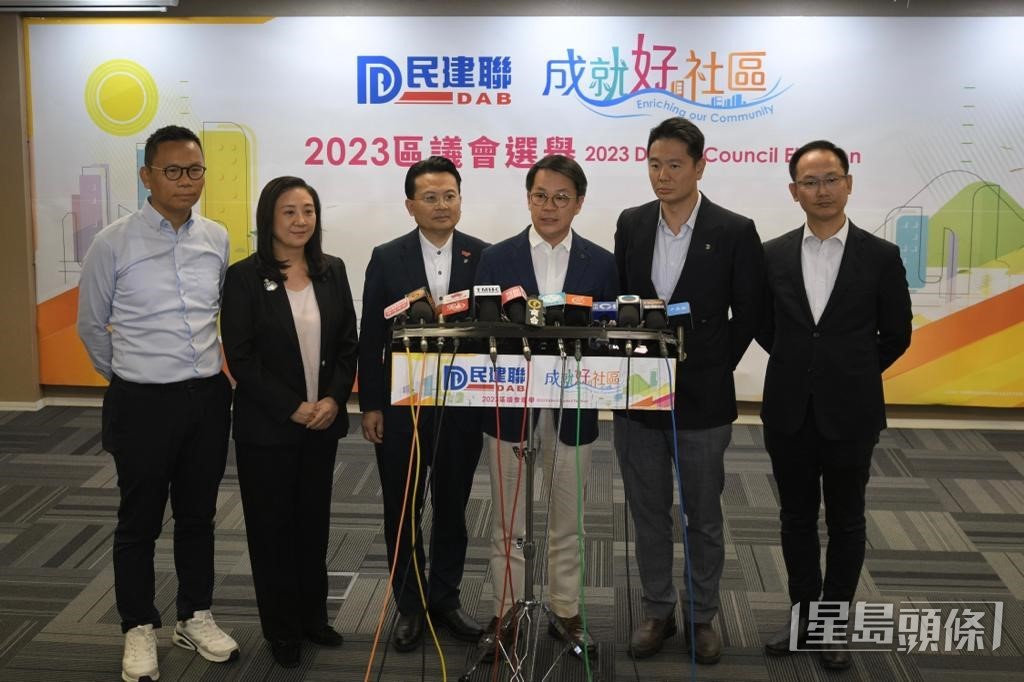 陳克勤會後聯同多名副主席見傳媒，宣布派出122人參選區議會。陳浩元攝