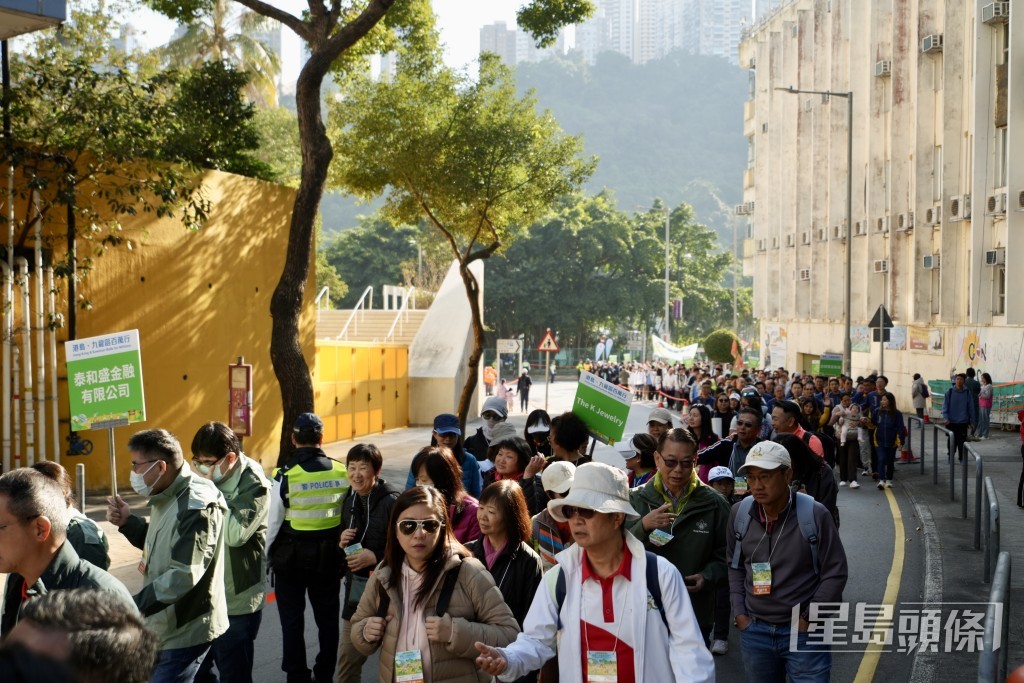 參加者由香港大球場出發，步行至香港仔郊野公園遊客中心。