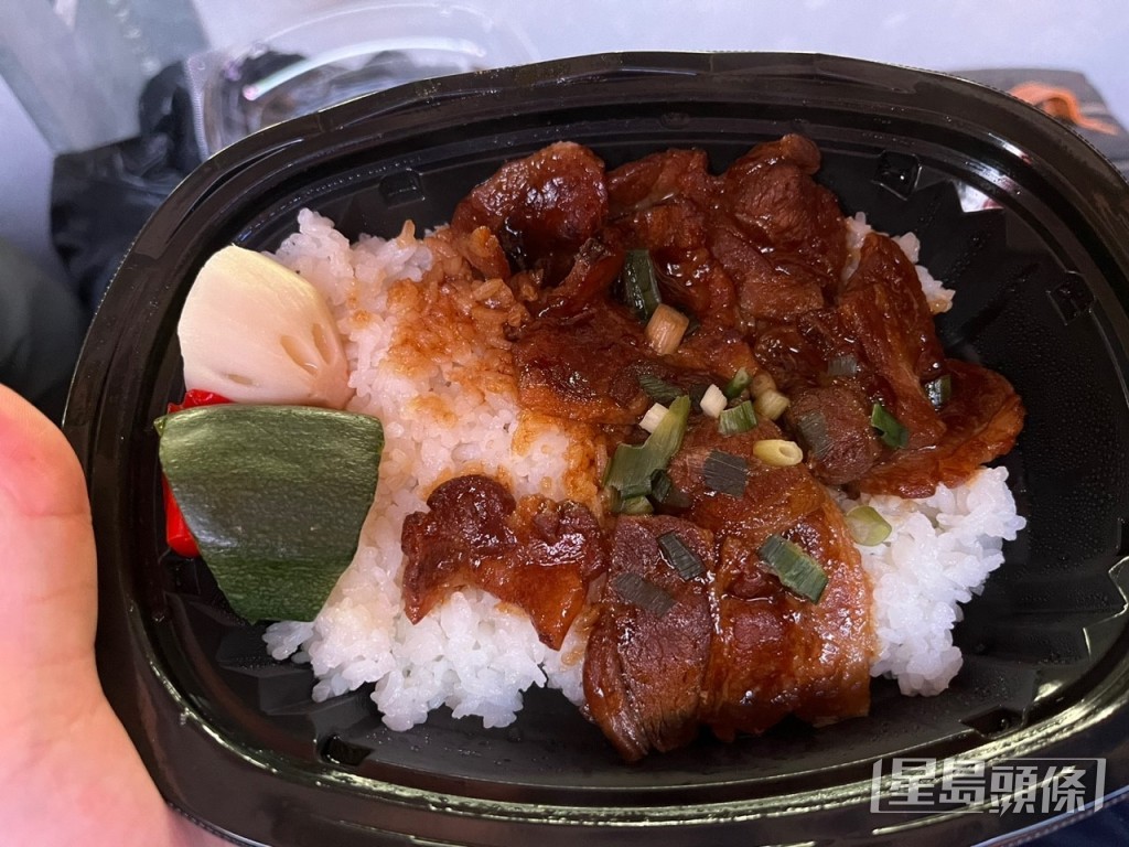 記者現場購買食品。黃子龍攝 記者現場購買食品。黃子龍攝