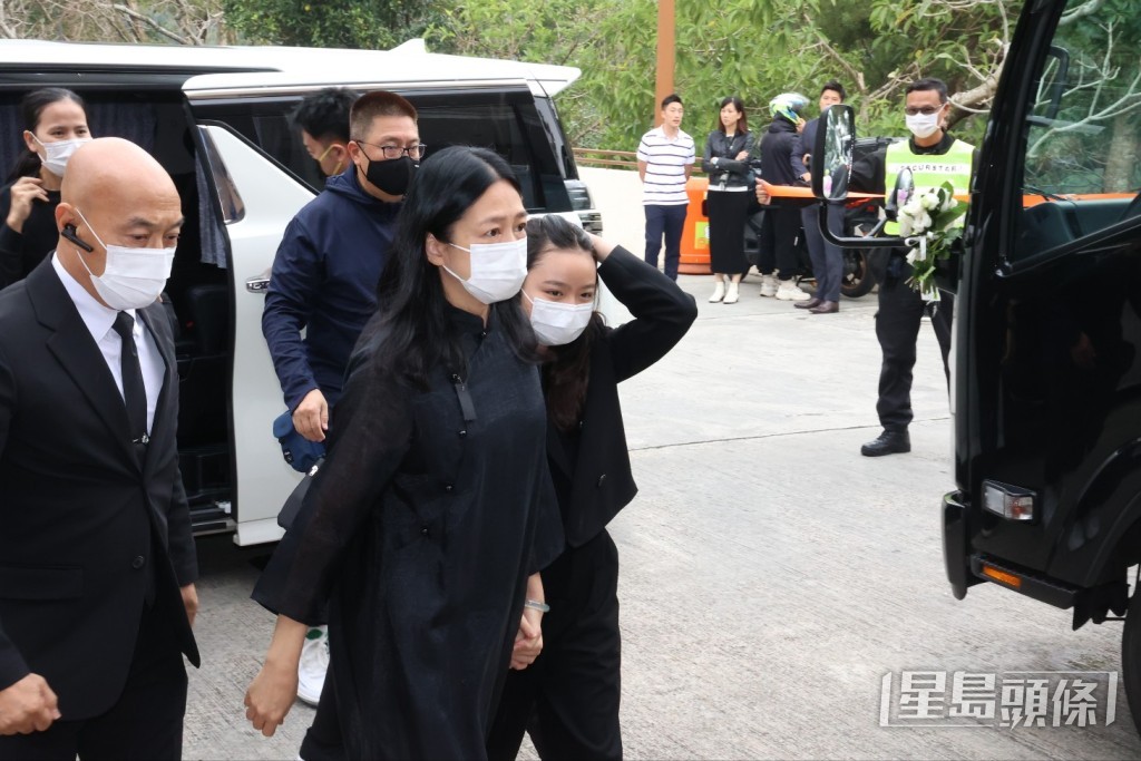 劉德華妻女跟在後方。