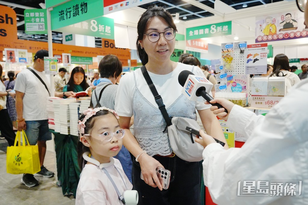 羅女士表示,入場主要為女兒挑選漫畫、小說等書籍,自己則買了關於四大才子的書。 羅女士表示,入場主要為女兒挑選漫畫、小說等書籍,自己則買了關於四大才子的書。
