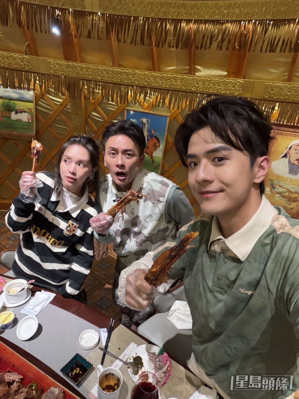 黃宗澤帶《風華背後》住劇中「龔家」兩個表姐弟蘇麗珊(Cecilia)與涂毓麟(Oscar)遊大西北。 黃宗澤帶《風華背後》住劇中「龔家」兩個表姐弟蘇麗珊(Cecilia)與涂毓麟(Oscar)遊大西北。