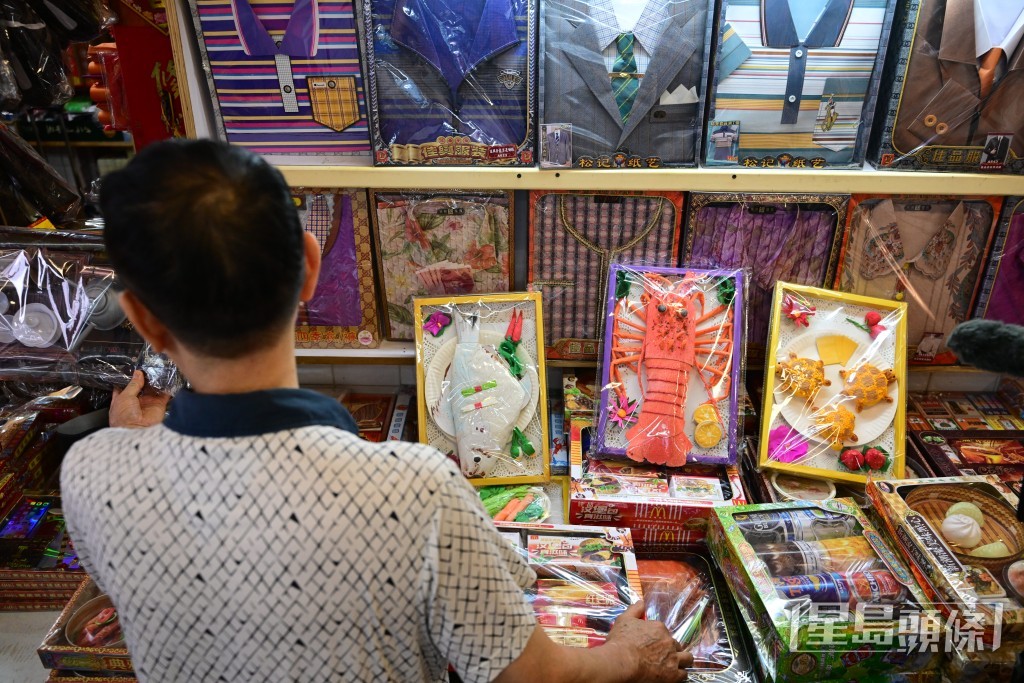 紙紮祭品種類繁多。陳極彰攝 紙紮祭品種類繁多。陳極彰攝
