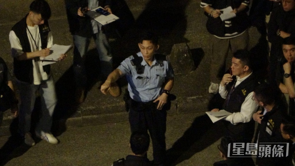 懷疑開槍軍裝警員向探員講述事件經過。蔡楚輝攝 懷疑開槍軍裝警員向探員講述事件經過。蔡楚輝攝