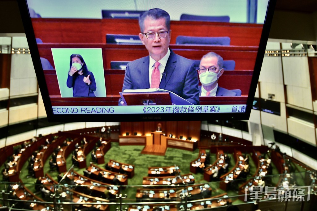 陈茂波今年2月在立法会发表《财政预算案》报告。资料图片 陈茂波今年2月在立法会发表《财政预算案》报告。资料图片