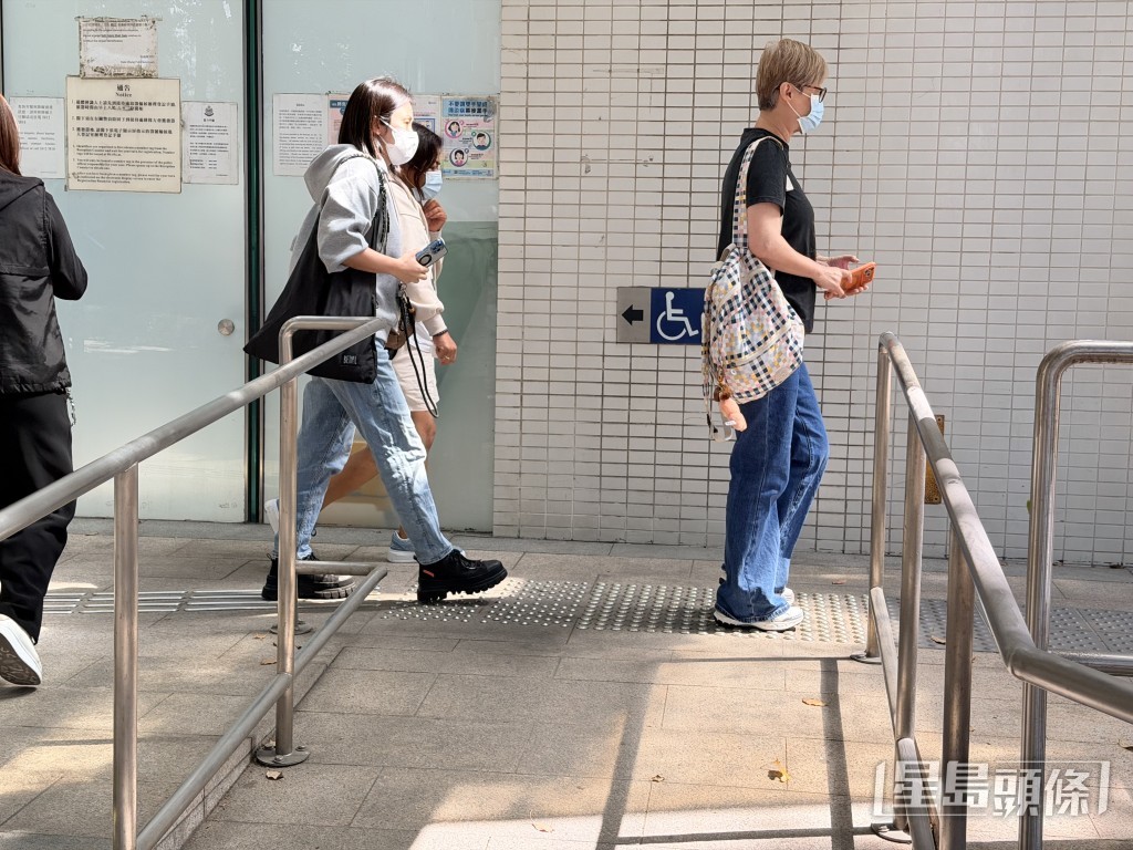 一行四名女親友到殮房認屍。 一行四名女親友到殮房認屍。