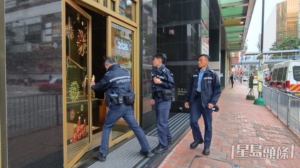 警員上樓調查。 警員上樓調查。