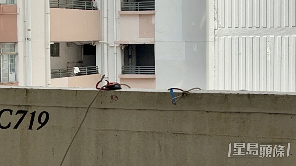 在停車場7樓遺下的繩索。林思明攝