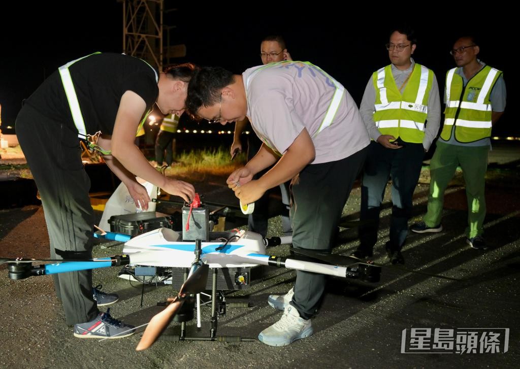 民航處在機場利用小型無人機進行飛行校驗測試,相關技術人員正為測試作準備。 民航處在機場利用小型無人機進行飛行校驗測試,相關技術人員正為測試作準備。