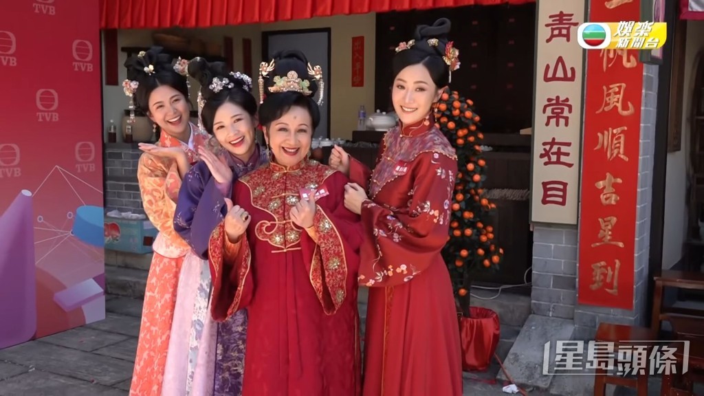朱朱跟薛家燕、麥美恩、江嘉敏拍過賀歲劇《黄金萬両》。