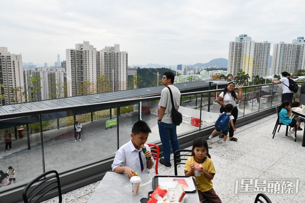 「全港海拔第二高麥當勞」設有露天座位,食客可坐室外欣賞風景。 「全港海拔第二高麥當勞」設有露天座位,食客可坐室外欣賞風景。