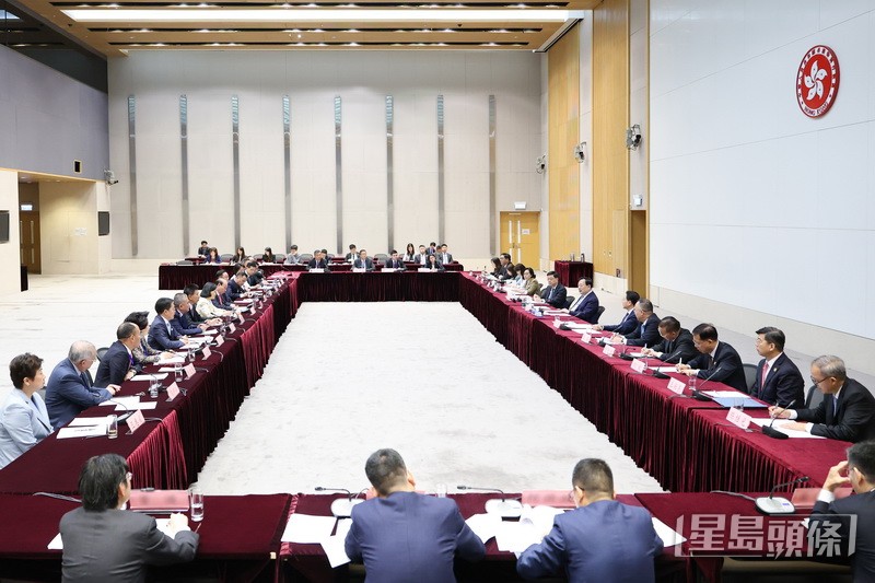 夏寶龍在政府總部與愛國愛港團體代表座談。