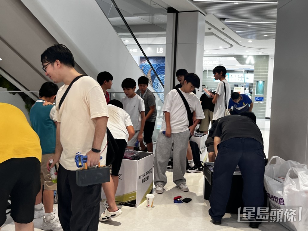 多個商場增加常設爆旋陀螺對戰攤位，吸引暑假學生人流。