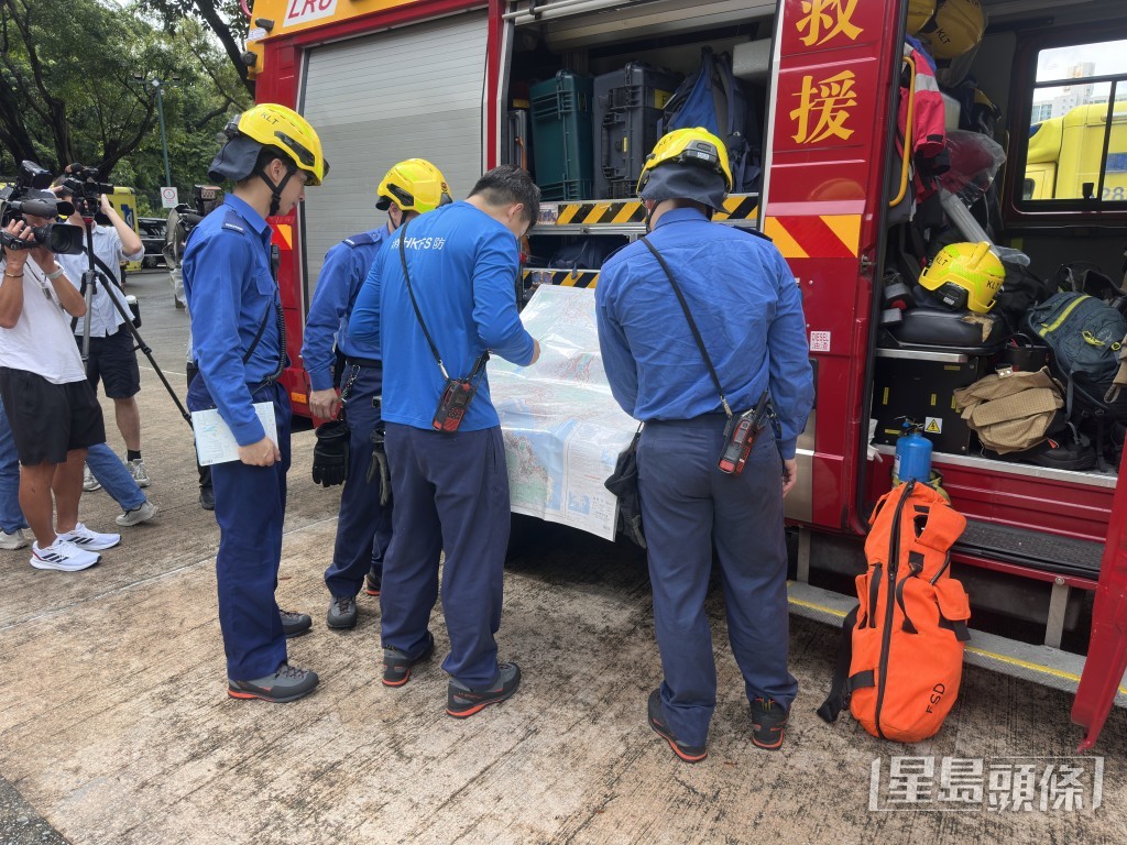 消防到獅子山搜索失蹤少女。梁國峰攝 消防到獅子山搜索失蹤少女。梁國峰攝