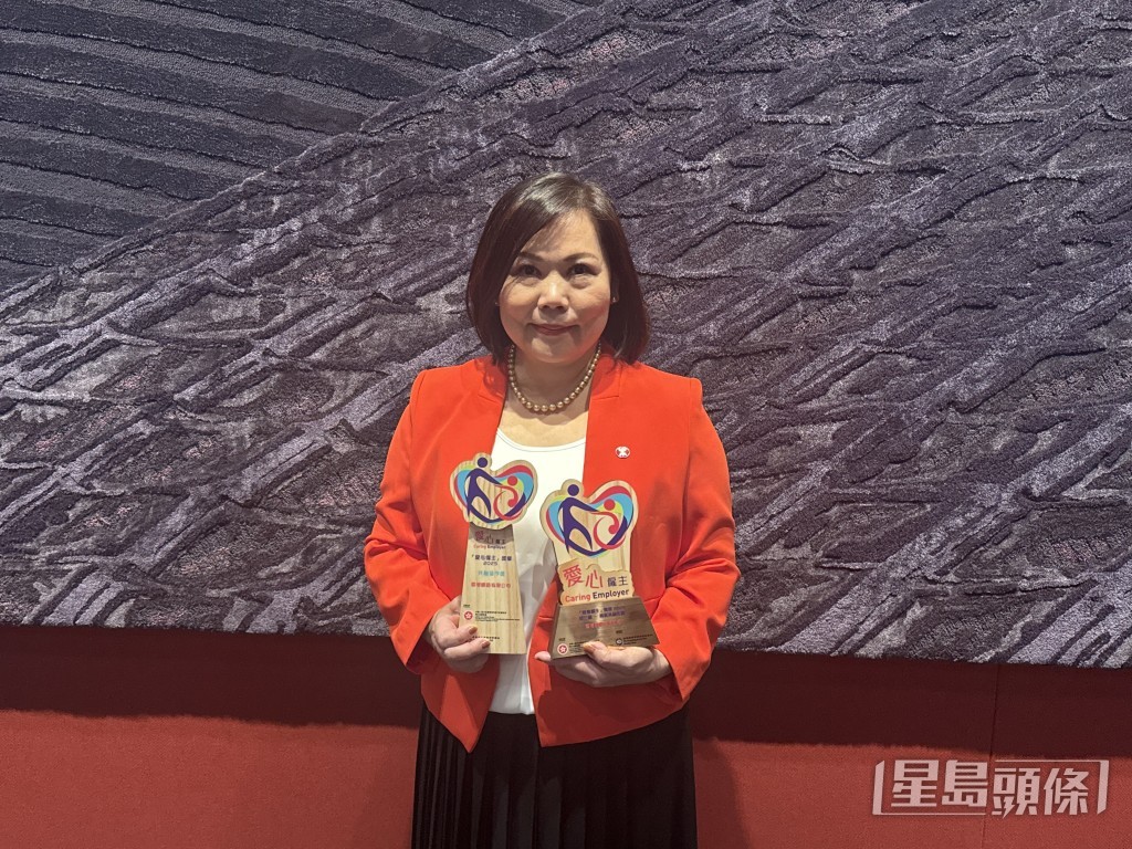 港鐵獲頒「愛心僱主」第三級「殘疾共融先鋒」及「共融協作獎」,由港鐵公司人力資源總經理蕭慧雯領獎。 港鐵獲頒「愛心僱主」第三級「殘疾共融先鋒」及「共融協作獎」,由港鐵公司人力資源總經理蕭慧雯領獎。