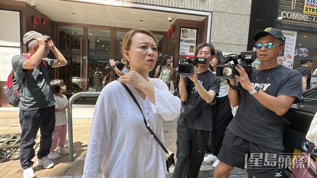 曾女士到尖沙咀警署報警求助。劉漢權攝 曾女士到尖沙咀警署報警求助。劉漢權攝