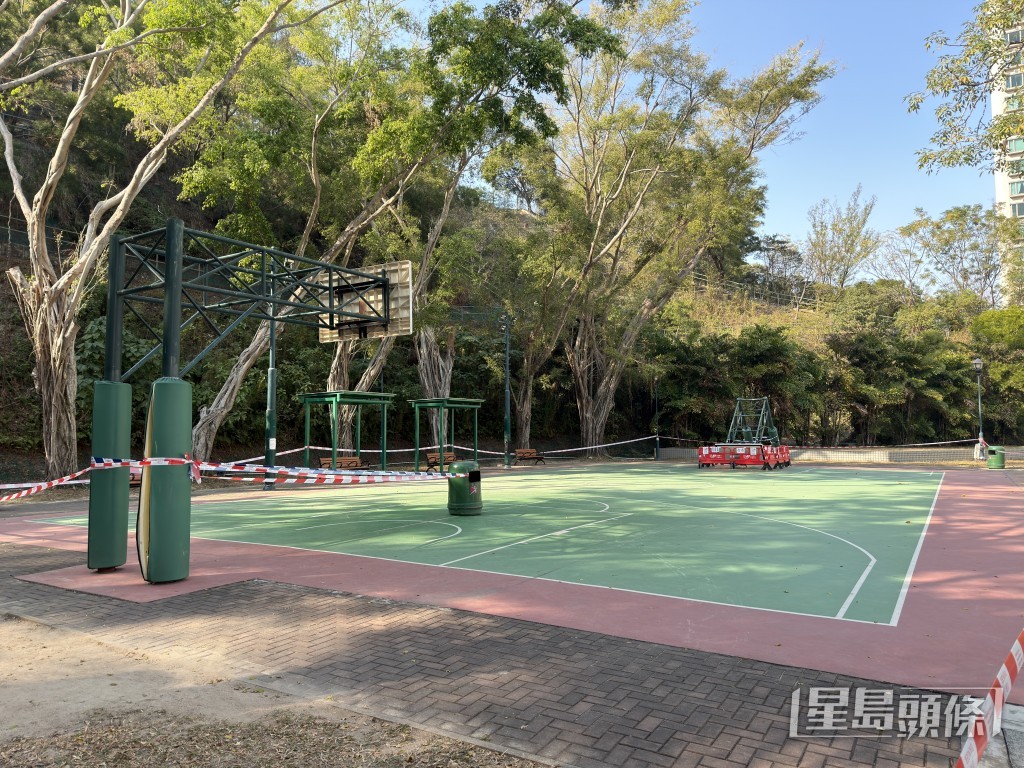 籃球場被圍封。