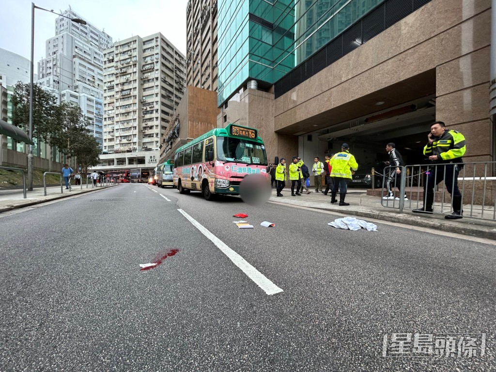 路面遺下一灘血迹。