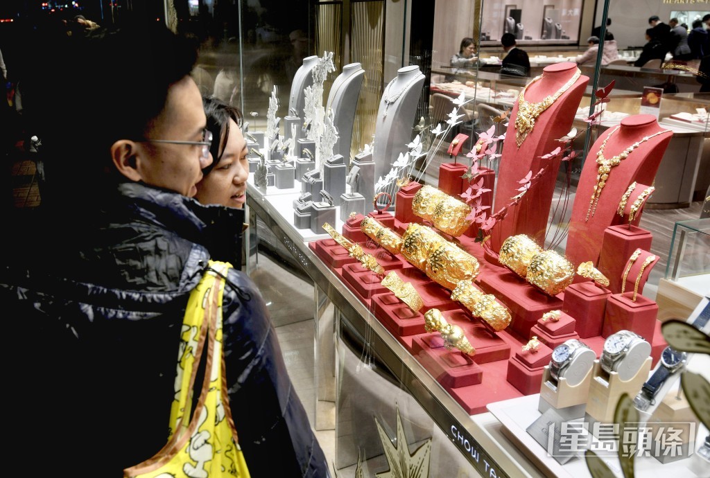 多間大型連鎖金行均設有月供金會計劃，回報率及贈品上各有千秋。