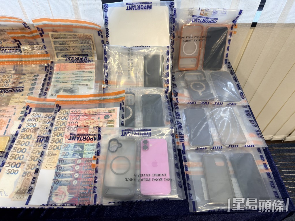 警方展示起回的贓物。 