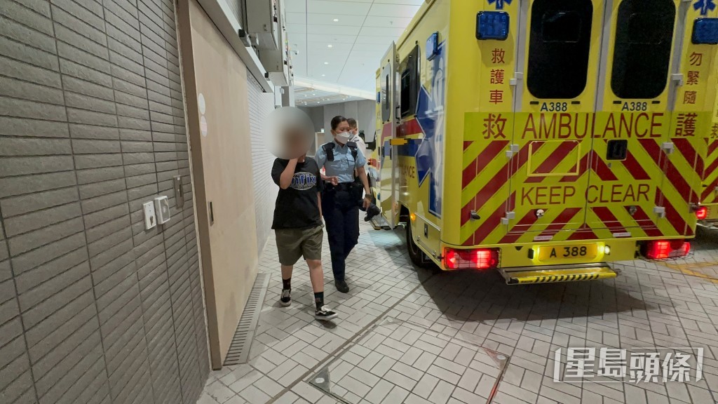 印巴女子涉襲擊被捕送院。梁國峰攝 印巴女子涉襲擊被捕送院。梁國峰攝
