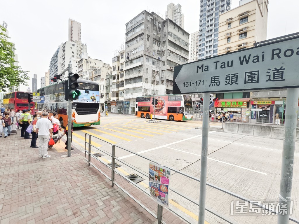 的士在交通燈過路處撞倒過路坐輪椅男子。徐裕民攝