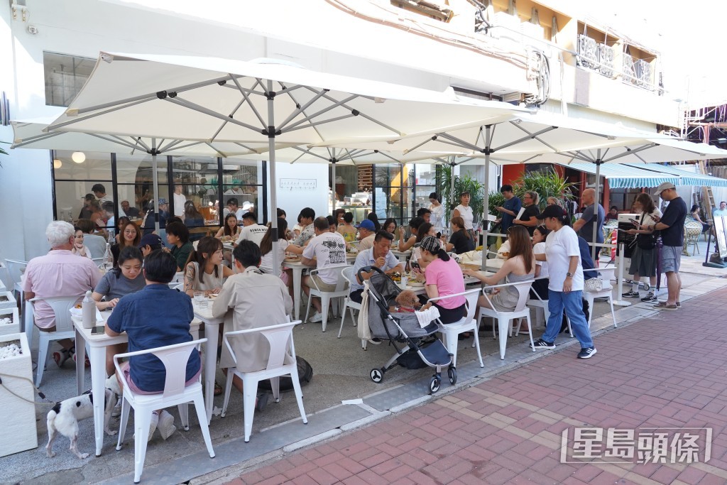 內地國慶黃金周今日（1日）開始，不少市民及遊客選擇到西貢郊遊。