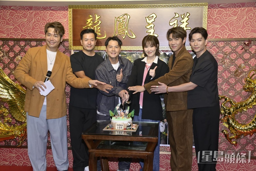6位在《中年好聲音4》蒙面藝人切餅預祝演出成功。 6位在《中年好聲音4》蒙面藝人切餅預祝演出成功。