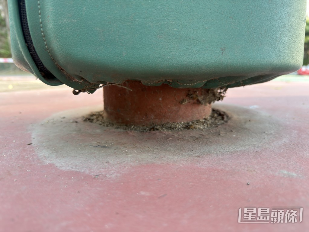 另一邊未有倒塌的籃球架，支柱亦有生鏽的痕跡。