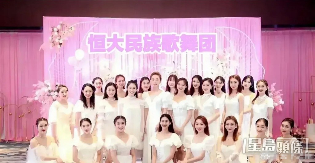 恒大民族歌舞團團員個個年輕靚麗。微博 恒大民族歌舞團團員個個年輕靚麗。微博