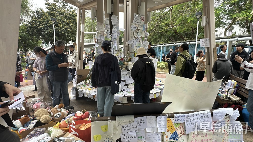 市民到鄰近火災現場的廣福休憩處，獻花悼念死難者。劉漢權攝