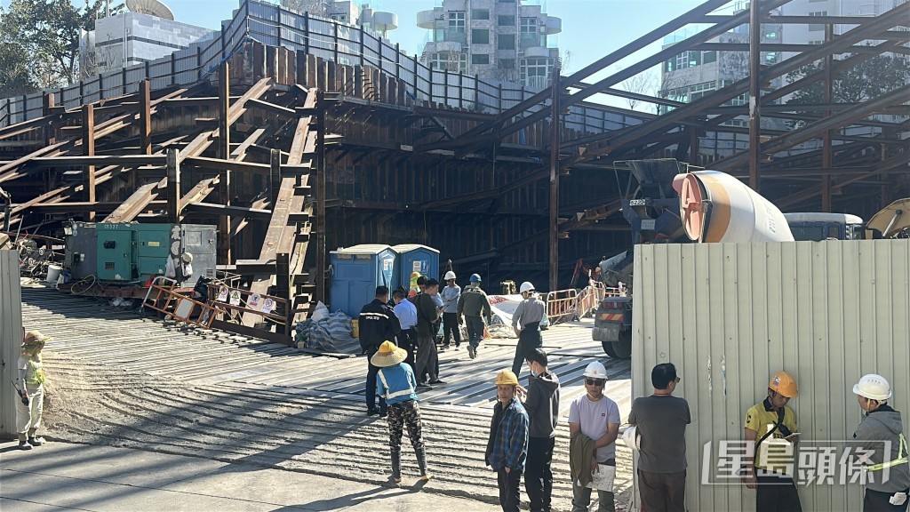 現場是寶豐路一建築地盤。 現場是寶豐路一建築地盤。