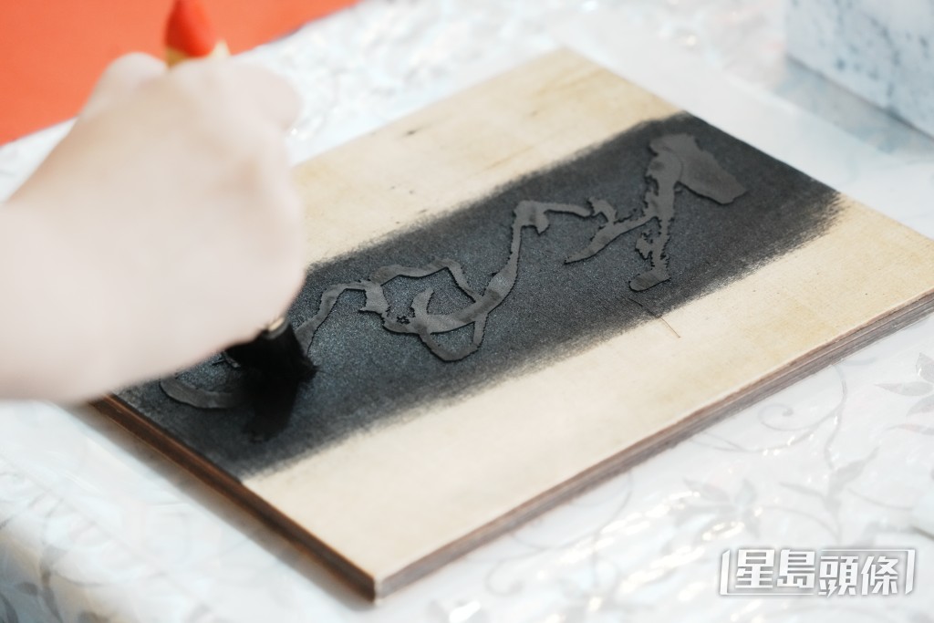 祠內設不同互動專區,包括拓印星雲大師「一筆字墨寶」的一筆字拓印體驗。 祠內設不同互動專區,包括拓印星雲大師「一筆字墨寶」的一筆字拓印體驗。