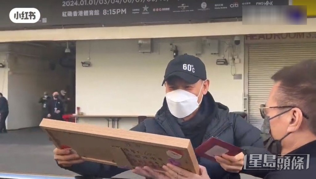 收下不少聖誕禮物及聖誕卡。 收下不少聖誕禮物及聖誕卡。