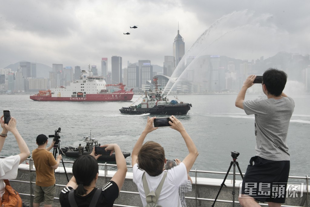 水警輪與消防船聯同多艘民間船隻、包括張保仔號等，引領「雪龍2」號由鯉魚門駛入維港。陳浩元攝