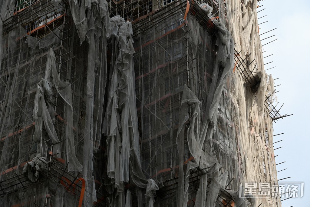 52幢大廈的移除棚網工程仍正進行,預計可於一至兩日內完成。 52幢大廈的移除棚網工程仍正進行,預計可於一至兩日內完成。